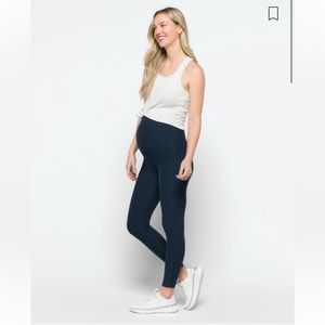 EUC - Beyond the Bump Navy Maternity Leggings - with pockets, L